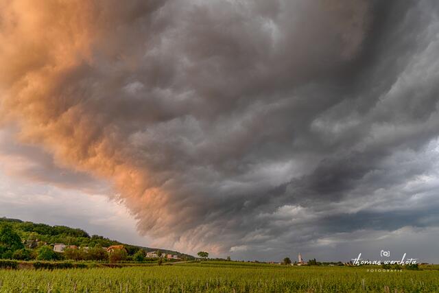 🍀  Da war ich gestern wirklich voller Energie, zumindest für die knappen 7 Minuten die dieses Naturschauspiel gedauert hat 🍀

🥰 Beeindruckend war es allemal und dankbar dürfen wir auf jeden Fall sein, denn so bedrohlich diese Wolkenformation war, sie entlud sich nicht und glänzte umso mehr in wundervollen Farben und Formationen 🥰

🙏 Anbei mein Bild des Tages in Richtung Kleinhöflein und Eisenstadt 🙏 | Foto: Thomas Werchota