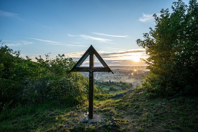 Blick über Gars bei Sonnenaufgang vom Thunauer Felsen. 