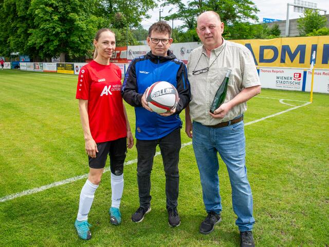 Unterstützung beim letzten Spiel in der Meisterschaft der Herzogenburger Frauen durch Heurigenlokal Familie Rauscher in Traismauer!
von links: Spielerin Gertrud Sensoy, Sektionsleiter Thomas Navratil und Leopold Rauscher | Foto: Stefan Pfaller