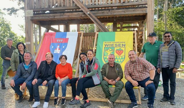 Aussichtsturm von Wiesen und Lanzenkirchen bekam zwei XXL-Liegestühle mit den Gemeindewappen darauf.

vl. Heurigenwirt Fingerlos Hannes, Martina Karntahler, Vizebgm. Christoph Ramhofer, Bürgermeister Matthias Weghofer, Anni Spadt, Tourismusobfrau Anita Treitl, Olivia Spadt, Bürgermesiter Bernhrad Karnthaler aus Lanzenkrichen, Gemeinderat Markus Kitmüller-Schütz, Gemeinderat Manfred Grimm, Pfarrer Pater Jomon | Foto: Marktgemeinde Wiesen