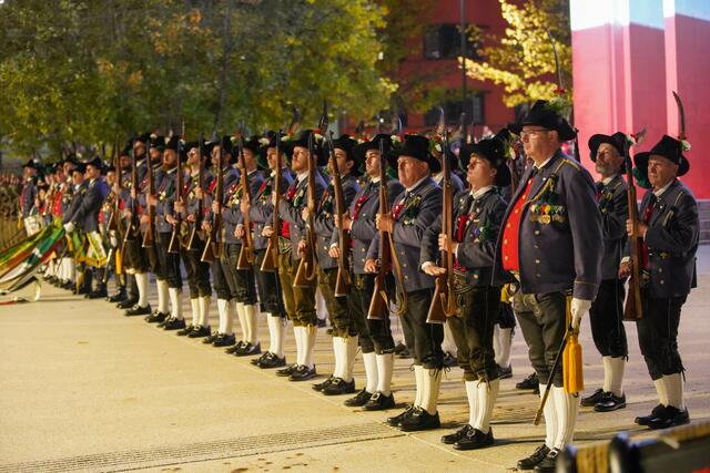 "Im Glanz der Tradition vereint – die Schützenkompanie Zirl beim großen österreichischen Zapfenstreich 2022. Ehre, Treue, Heimat." | Foto: Schützenkompanie Zirl - Liebl Daniel