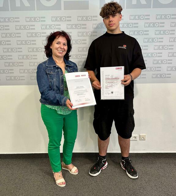 Dem Lehrling des Baustoffgroßhandels Michael Koch GmbH in Mattersburg wurde kürzlich von der Wirtschaftskammer die Urkunde zum zertifizierten „Bauproduktefachberater“ überreicht. Der ausgezeichnete Erfolg bei der Lehrabschlussprüfung wurde ihm seitens des Landesgremiums zusätzlich mit einem Geldbetrag versüßt. | Foto: WKB
