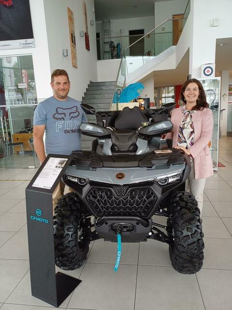 Die Firma KFZ-Czeitschner in Marz erweitert mit den Marken JEEP und CF Moto ihr Angebot. WK-Regionalstellenobfrau Melanie Eckhardt gratulierte im Rahmen eines Betriebsbesuchs zur Erweiterung des Fahrzeugportfolios und konnte auch gleich die neue hochmoderne Motorradwerkstätte besichtigen. „Es ist großartig, dabei zu sein, wenn sich Betriebe in unserer Region so positiv entwickeln und in die Zukunft investieren. Ich wünsche der Firma Czeitschner weiterhin einen guten wirtschaftlichen Erfolg.“, so Eckhardt abschließend. | Foto: WKB 
