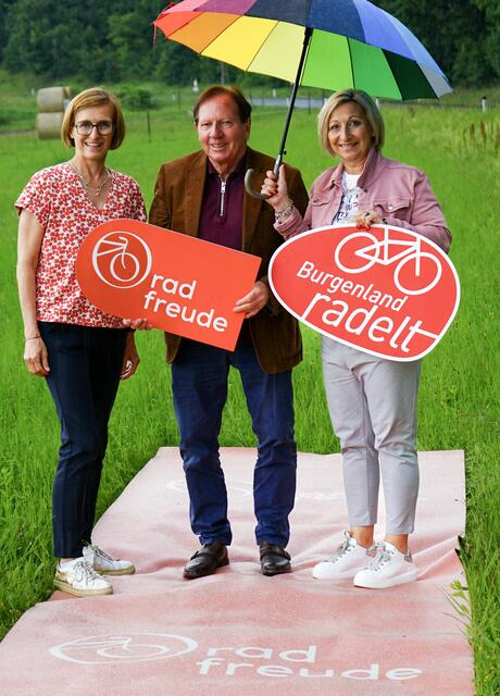 Der neue Radfahrweg vom Gasthof Beerenhof Richtung Bahnhof Wiesen-Sigless wir in einen Gemeinde übergreifenden Projekt der Marktgemeinde Wiesen und der Stadtgemeinde Mattersburg im Herbst dieses Jahres errichtet. Der neue Radweg liegt am oberen Teil auf Wiesener Hotter und am unteren Teil auf Gemeindehotter von Mattersburg.

Am Foto: Leiterin der Mobilitätszentrale Christine Zopfrenner, Bgm. Matthias Weghofer, und Bgm. Claudia Schlager aus Mattersburg | Foto: Marktgemeinde Wiesen