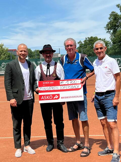 Der ASKÖ Tennisverein Loipersbach feierte am Wochenende 30. Jubiläum. Im Rahmen der Feierlichkeiten überreichte der ASKÖ-Präsident und SPÖ-Nationalratsabgeordnete Maximilian Köllner eine Jubiläumsförderung als Wertschätzung für die großartige Arbeit des Vereins. 

Am Bild: ASKÖ Präsident und SPÖ-Nationalratsabgeordneter Maximilian Köllner, SPÖ-Bürgermeister Rainer Schneeberger, Obmann Roland Schneeberger, ASKÖ-Vorstandsmitglied Thomas Schlager | Foto: Viktoria Konrad