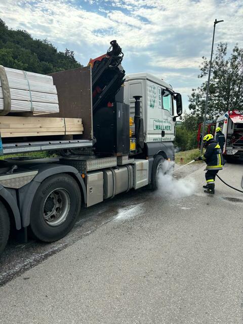 Vergangenen Donnerstag wurden die Kufferner Florianis zu einem LKW-Brand im Unterwölblinger Industriegebiet alarmiert.
Bereits bei der Anfahrt stellte sich heraus, dass es sich um einen Kleinbrand handelt. Die Bremse eines Vorderreifen hatte durch Überhitzung zu brennen begonnen. Bereits nach wenigen Minuten waren die Flammen gelöscht und es konnte "Brand aus" gegeben werden. | Foto: FF Kuffern
