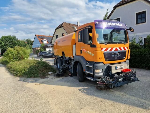 Die Firma Letschka Karlstetten half auf Anfrage von Gr Josef Thoma mit einer Kehrmaschine aus, um die Überreste des Hochwassers zu entfernen.  | Foto: Thoma