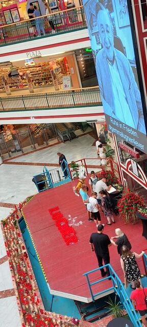Ein Kondolenzbuch für Trauernde ist im Erdgeschoss der Lugnercity aufgelegt. Rege nehmen Menschen Anteil und tragen persönliche Nachrichten ein. | Foto: Zuzana Kobesova 2024