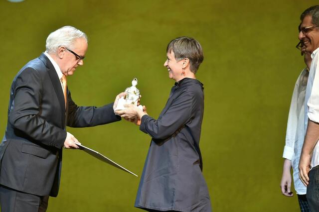 Kristine Tornquist und Volksoperndirektor Robert Meyer bei der Überreichung des Österreichischen Musiktheaterpreises 2017 in der Wiener Volksoper für "CHODORKOWSKI" als "Beste zeitgenössische Musiktheaterproduktion". | Foto: sirene
