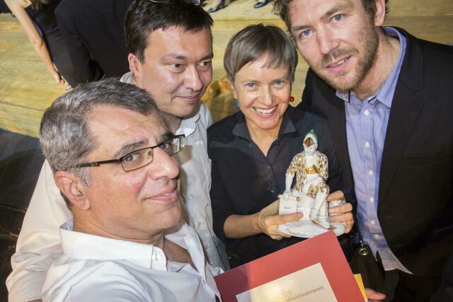 Österreichischer Musiktheaterpreis 2017 an das sirene Operntheater für "CHODORKOWSKI": Komponist Periklis Liakakis, Titelrollendarsteller Clemens Kölbl, Autotin und Komponistin Kristine Tornquist und Produzent und Gastspieldirigent Jury Everhartz (Griechische Staatsoper Athen 2020) | Foto: sirene