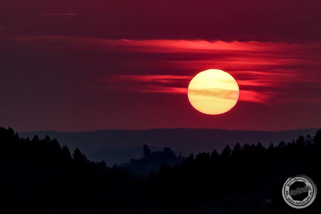 Herrlicher Sonnenuntergang über der Burgruine Ruttenstein!  | Foto: FotoGrafik bruno haneder