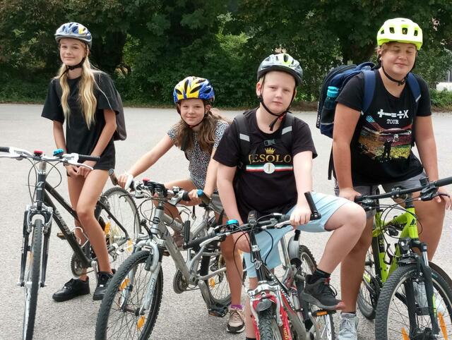 Josephine, Franziska, Marcel und Christoph fahren fleißig mit dem Rad zur Schule!