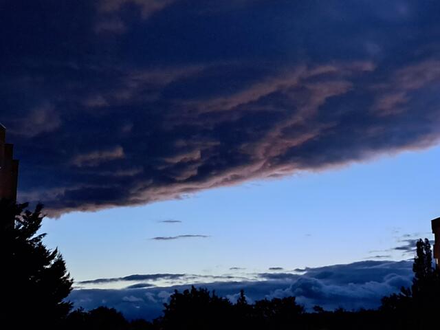 Gigantische Wolken kündigen den Wetterwechsel über WN an.