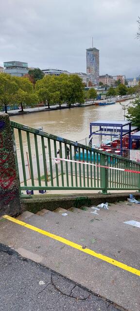 Auf Höhe Schwedenplatz entlang von Wien Fluss bis Urania und weiter Richtung Stadtpark gehen Schlechtwettertouristen teils hinter die behördlichen Absperrungen. Sie wollen die Wassermassen mit eigenen Augen sehen. Manche machen Selfies, kommen dem Ufer teils gefährlich nah. Allen Warnungen zum Trotz. 🌊🚨🚧 Ein Glück, dass bei dieser Ignoranz nicht mehr passiert...
 | Foto: Zuzana Kobesova 2024