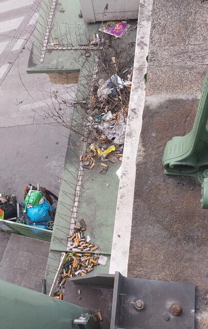 Eigentlich darf in U-Bahnstationen nicht geraucht werden, oder? Schon aus Gründen der Nachahmung wäre dieser wilde Aschenbecher zu beseitigen. | Foto: Zuzana Kobesova 2024