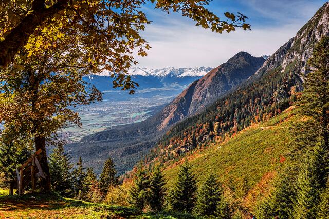 Blick von der Hinterhornalm - Richtung Innsbruck - über die Tiroler Alpen, welche von schneebedeckten Gipfeln gekrönt werden. | Foto: Paul Weber
