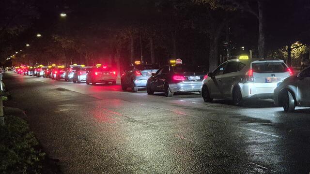 12.10.2024 00:30 viele Taxis kommen zur Wiener Kaiser Wiesn im Prater