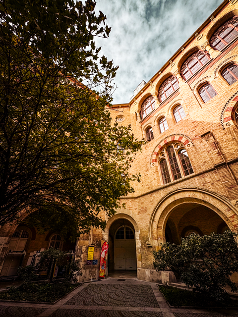 Im Herzen Wiens, wo Geschichte auf Architektur trifft: Der Hof des Wiener Arsenals. 🏛️🌿 Die prächtigen Backsteinfassaden und Bögen erzählen Geschichten aus längst vergangenen Zeiten, während die herbstliche Atmosphäre den Ort in ein magisches Licht taucht. Ein perfekter Moment, um innezuhalten und die Schönheit der Stadt zu genießen. 🍂✨