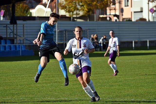 Lisa Stocker (blaues Trikot) glänzte mit einer fast artistischen Ballannahme beim direkten Zuspiel im Derby gegen den SC Mautern. | Foto: Navratil Thomas