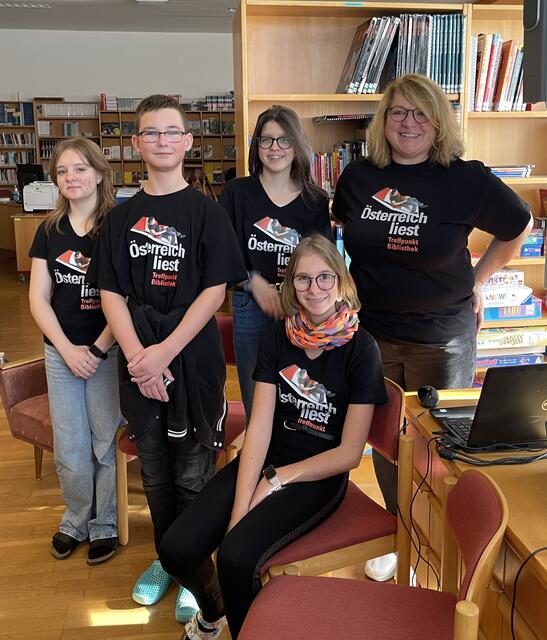 Am österreichischen Aktionstag der Bibliothek hatten die Schüler des ZBG die Gelegenheit, mehr Einblick in die Schulbibliothek zu erlangen. Sie spielten verschiedene Spiele und erfuhren dabei mehr über die Bedeutung und Funktionsweise der Bibliothek. Emma, Attila, Gina, Rut und Bibliothekarin Christine Gyöngyös leiteten die Interessierten dabei an. | Foto: ZBGO