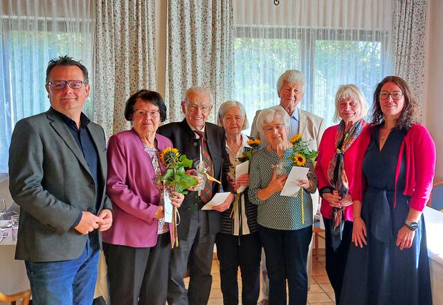 Vizebürgermeister Peter Hießberger, Waltraud Hauer, Alfred Kaiblinger, Elfriede Atzinger, Berta Binder, Johann Baumgartner, Helene Kleebinder als Vertreterin von Pfarrer Seeanner und Bürgermeisterin Karin Gorenzel | Foto: Marktgemeinde Wölbling