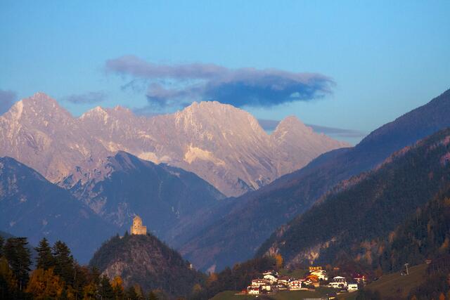 Weiler Rifenal (Gem. Zams) und Kronburg im Licht der untergehenden Sonne. Im Hintergrund die Mieminger Kette mit dem Telfer Hausberg Hohe Munde (rechts). Jetzt um 16 Uhr nicht nur fast keine Spur mehr vom nächtlichen Schneefall, sondern auch fast wolkenloser blauer Himmel. Der "Goldene Herbst" wird morgen wohl wieder zurück sein. | Foto: © by Ing. Günter Kramarcsik