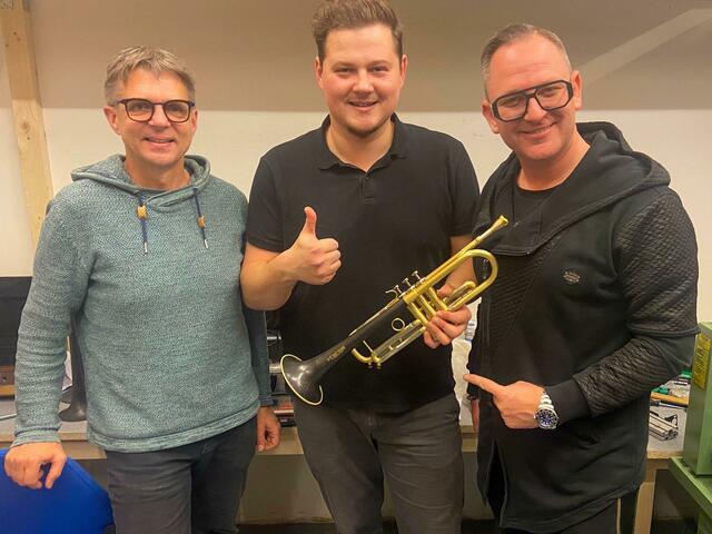 Žan Vranetič, Kapellmeister der Glasfabriks- und Stadtkapelle Bärnbach, testete das neue Model daCarbo Change Maker im Haus der Musik Maier, welches in Österreich produziert wird! Er ist der erste Trompeter weltweit, der dieses neue Model spielen und testen durfte! Stefan Maier und Andi Keller waren begeistert!
Žan Vranetič wird die 1. Trompete demnächst überreicht bekommen und zukünftig damit seine Auftritte bestreiten! | Foto: Glasfabriks- und Stadtkapelle Bärnbach