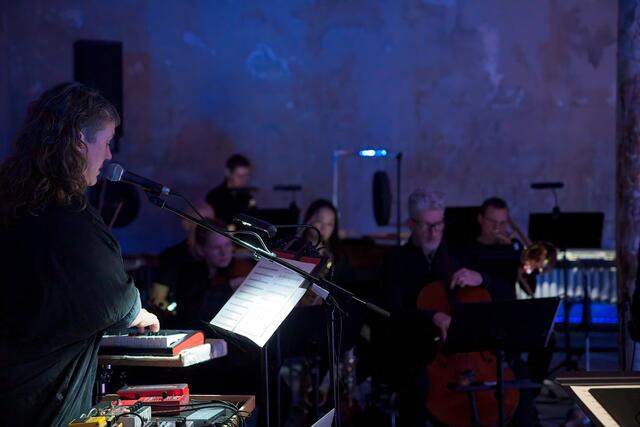 sirene Operntheater 2024: DIE PUPPE - EIN OPEROID von Kristine Tornquist und Christof Dienz. Wien Modern, Reaktor 2024. Im Bild Anna Clare Hauf | Foto: PHACE / sirene Operntheater / Markus Bruckner