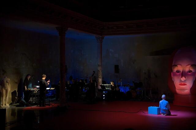 sirene Operntheater 2024: DIE PUPPE - EIN OPEROID von Kristine Tornquist und Christof Dienz. Wien Modern, Reaktor 2024. Serapions Ensemble &amp; Ensemble PHACE | Foto: PHACE / sirene Operntheater 2024: Markus Bruckner