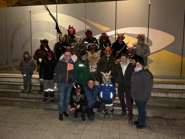 Gehörnte Gestalten tummelten sich in Puchbergs Kurpark. "Bilder sagen mehr als tausend Worte", meinte Bürgermeister Christian Dungl: "Es war eine tolle Krampusveranstaltung. Ein Danke an die mitwirkenden Vereine und Krampusse." | Foto: Christian Dungl