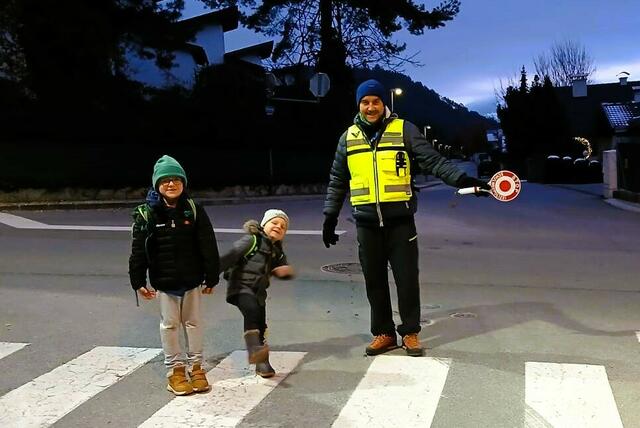 Die Brüder Florian und Daniel am Weg zur Schule und Kindergarten, von ihrer Mama fest gehalten