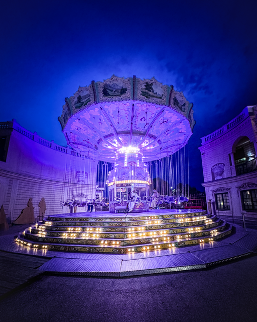 ✨🌙 Magische Momente im Prater 🌙✨
Das wunderschön beleuchtete Ringelspiel neben dem berühmten Riesenrad strahlt in atemberaubenden Lila- und Blautönen. 🎠💜 Die Atmosphäre hier ist wie aus einem Märchen – perfekt, um den Alltag hinter sich zu lassen und einfach den Augenblick zu genießen.
