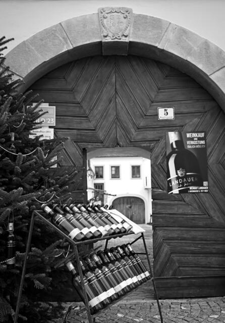 Ein typisch Burgenländischer Christbaum 
geschmückt mit Rotwein
gefunden in Rust | Foto: Roland Strejcek