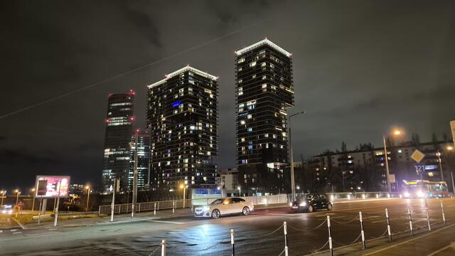 17.12.2024  nächtlicher Blick auf die Wohntürme am Donaukanal