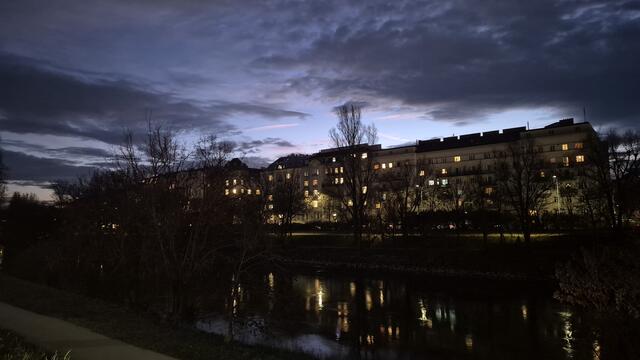 18.12.2024 Venus übern Donaukanal (nur im Vollbildmodus zu sehen!)
Im Dezember 2024 wurde die Venus zum auffälligen Abendstern und übertrifft sogar den Jupiter  an Helligkeit. Sie wird auch im Jänner noch am Abendhimmel strahlen!