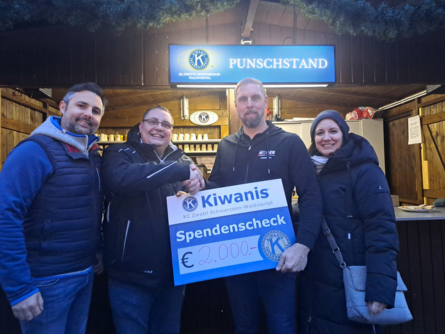 Der Kiwanis Club Waldviertel bedankt sich herzlich bei Alexander Moser &amp; Michaela Thomaser von Mosertronik/Rastenfeld für die großzügige Spende. Kinder und Familien in Not im Waldviertel benötigen gerade jetzt eine Unterstützung.
Am Bild: Dr. Klaus Kolm (Kiwanis Club), Georg Schulmeister (Präsident Kiwanis Club), Alexander Moser &amp; Michaela Thomaser (Fa. Mosertronik) | Foto: Kiwanis Club