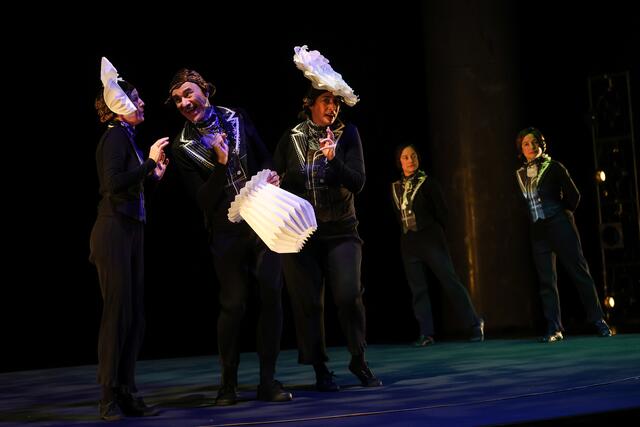 sirene Operntheater &amp; Serapions Theater 2024: ALICE - EINE PHANTASTISCHE REVUE. Romana Amerling, Andreas Jankowitsch, Solmaaz Adeli, Mercedes &amp; Miriam Vargas Iribar als sprechende Blumen | Foto: Barbara Pálffy