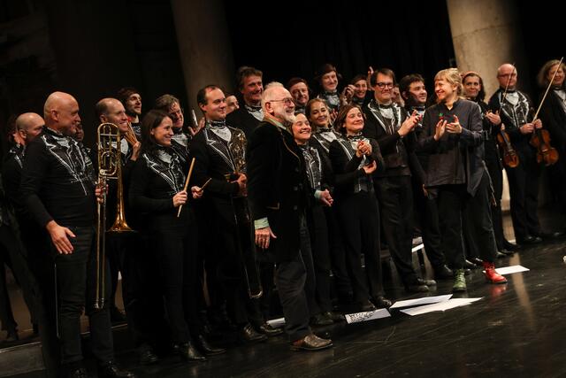 sirene Operntheater 2024: ALICE - EINE PHANTASTISCHE REVUE. Kurt Schwertsik, Kristine Tornquist, Francois-Pierre Descamps und das Rote Orchester im Theater Odeon | Foto: Barbara Pálffy