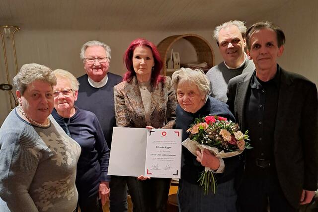Obfrau Seniorenbund, Frau Wilma Müller, Seniorenbundvertreterin, Frau Martha Hauer, Pater Paulus, Obfrau Wirtschaftsbund, Frau Maria Walzl, Jubilarin Elfriede Egger, Sohn der Jubilarin, Herr Mag. Gerhard Egger, sowie Bgm. Ewald Gorth. | Foto: Foto: Gemeinde Inzersdorf-Getzersdorf