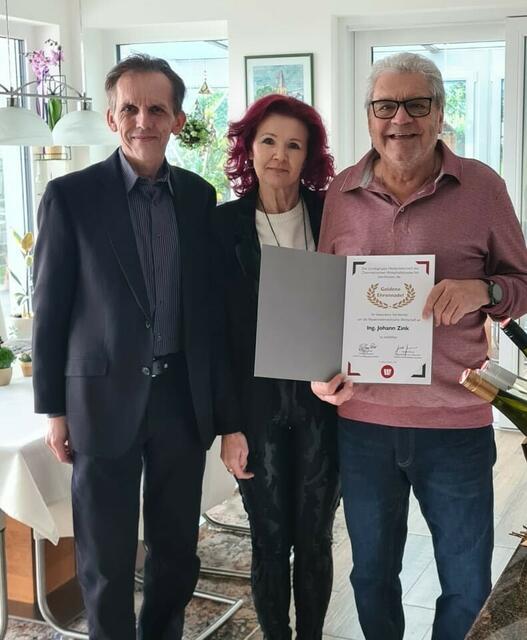 Bgm. Ewald Gorth, Wirtschaftsbund-Obfrau Maria Walzl und der Jubilar – Übergabe der goldenen Ehrenurkunde des Wirtschaftsbundes | Foto: Foto: Gemeinde Inzersdorf-Getzersdorf