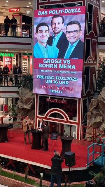 Ein Schlagabtausch, wie wir ihn im Wahlkampf zur Wien-Wahl noch öfter erleben werden: Aggressiv, fast schreiend ins Publikum der Lugner-City - es gebe nur zwei Rassen vom Menschen: die Guten und die Bösen. Und die bösen sind die Ausländer... dann die weiteren Themen: Mateschitz und Erbschaftssteuer, Einkommensteuer, Sozialabgaben, ORF-Gebühren, gebrochene Wahlversprechen. Viele emotionalisierte Unterstellungen, bei denen eine Diskussion unmöglich wird. Und ein Publikum, das gern dem zuklatscht, der am lautesten schreit.  | Foto: Zuzana Kobesova 2025