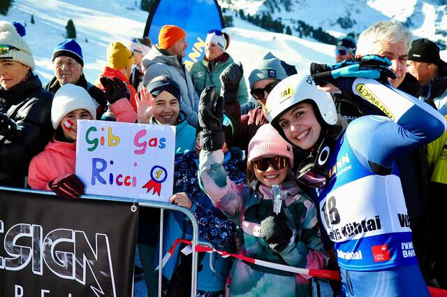 GESCHAFFT: Lokalmatadorin Riccarda Ruetz aus Sellrain holte sich bei der Naturbahnrodel-WM im Rodelstadion in Kühtai die Silbermedaille. Ihre vielen Fans hatten das Erfolgsgeheimnis jederzeit parat! | Foto: Hassl