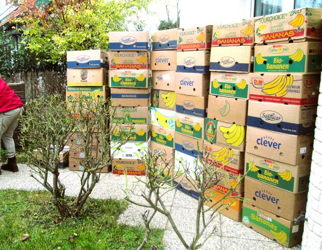 Robin der Künstler:
So kam eine Spendenmauer von 66 Kartons - Lebensmittel für Bedürftige zusammen!
Siehe weiteres interessantes und google im Netz unter: 
Sammlung bei Robin Hood's Arche abgeschlossen!