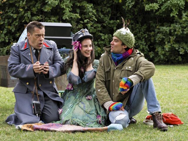 sirene Operntheater 2015: DER LANGE ATEM. Ein Theaterstück von Kristine Tornquist für das Fahrende Autheater mit Musik von Akos Banlaky. Im Bild Hanna Victoria Bauer, Kari Rakkola und Christian Ruthner bei der Aubesetzung. | Foto: Hanna Victoria Bauer