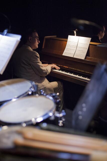 sirene Operntheater 2013: MARIELUISE. Kammeroper von Gernot Schedlberger und Kristine Tornquist. Palais Kabelwerk. Benjamin McQuade am Klavier. | Foto: Stephan Polzer