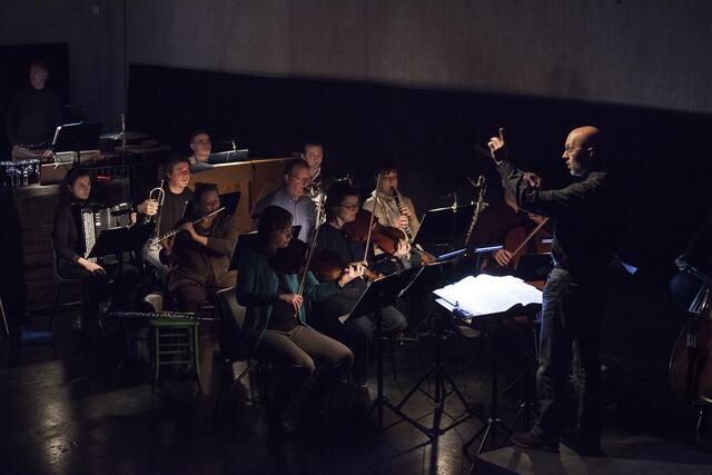 sirene Operntheater 2013: MARIELUISE. Kammeroper von Gernot Schedlberger und Kristine Tornquist. Palais Kabelwerk. Gernot Schedlberger dirigiert das Rote Orchester. | Foto: Stephan Polzer