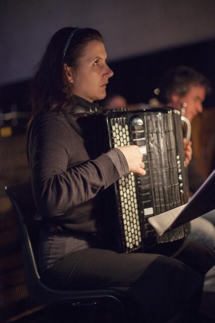 sirene Operntheater 2013: MARIELUISE. Kammeroper von Gernot Schedlberger und Kristine Tornquist. Palais Kabelwerk. Bojana Popovicki am Akkordeon. | Foto: Stephan Polzer