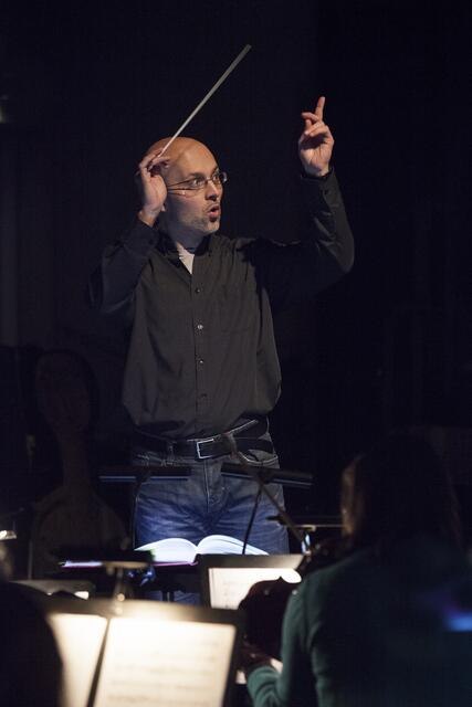 sirene Operntheater 2013: MARIELUISE. Kammeroper von Gernot Schedlberger und Kristine Tornquist. Palais Kabelwerk. Gernot Schedlberger dirigiert das Rote Orchester. | Foto: Stephan Polzer