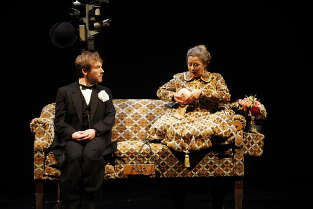 sirene Operntheater 2013: Idealsymbiose. Intermezzo II von Kristine Tornquist. UA im Rahmen von GATES - GÄSTE. 4 Operellen für die World Music Days der IGNM bei Wien Modern 2013. Im Bild Ingrid Habermann und Clemens Kölbl. | Foto: Andreas Friess