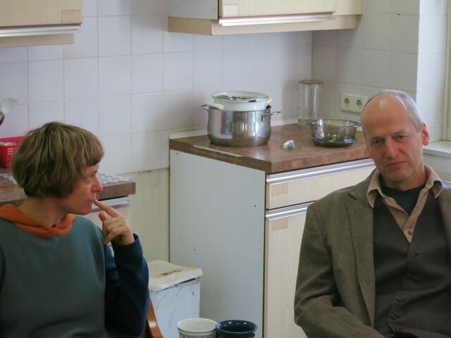 Pausengespräch: Regisseurin Kristine Tornquist beim Gespräch mit Johann Leutgeb während der Proben für GATES im Pavillon 35 im Otto Wagner-Spital Baumgartner Höhe.  | Foto: sirene